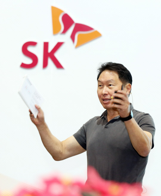 최태원 SK그룹 회장이 지난 18일 제주 디아넥스 호텔에서 열린 '2019 CEO세미나'에서 폐막 연설을 하고 있다. <SK 제공>